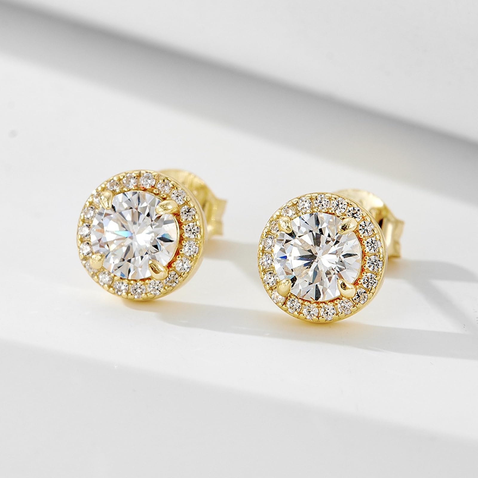 Pendientes de tuerca de oro amarillo para mujer, diseño clásico de oro amarillo de 14 quilates con moissanita redonda de 4 puntas, aretes de tuerca para cartílago de hélice de 1 quilate para