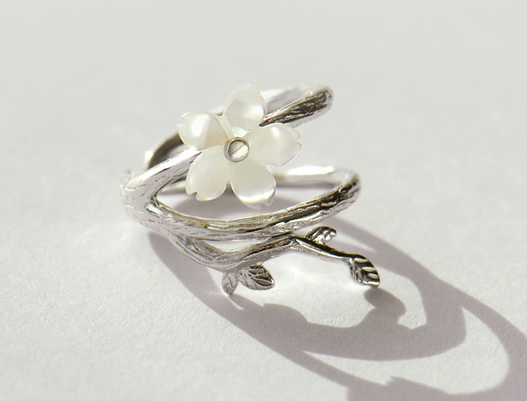 LOKILOKI Orecchini A Clip in Argento 925 con Fiore di Ciliegio Bianco Orecchini A Polsino Rotondo con Fiore Senza Piercing per Donna Elegante Gioielleria Fine