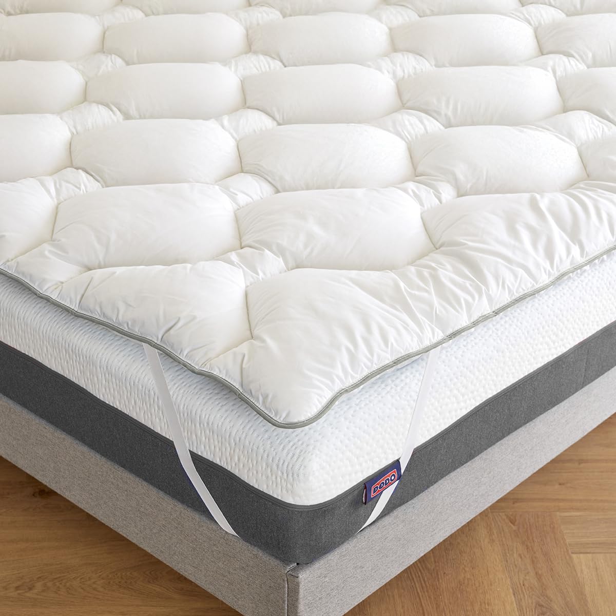 DODO - Surmatelas Allergo Blanc 90x190 cm - 100% Polyester recyclé 700g/m² - Anti-allergènes Triple Protection - Enveloppe 100% Coton Lavable 40°C - Finition Biais Gris