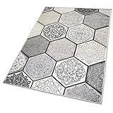 Robustes, formfestes und widerstandsfähiges Material aus Kunstfaser. Durch die Kombination eines Flachgewebes und Flächen mit kurzem Flor (Fleatwave/Short-Pile) erhält der Teppich eine dreidimensionale Reliefstruktur.