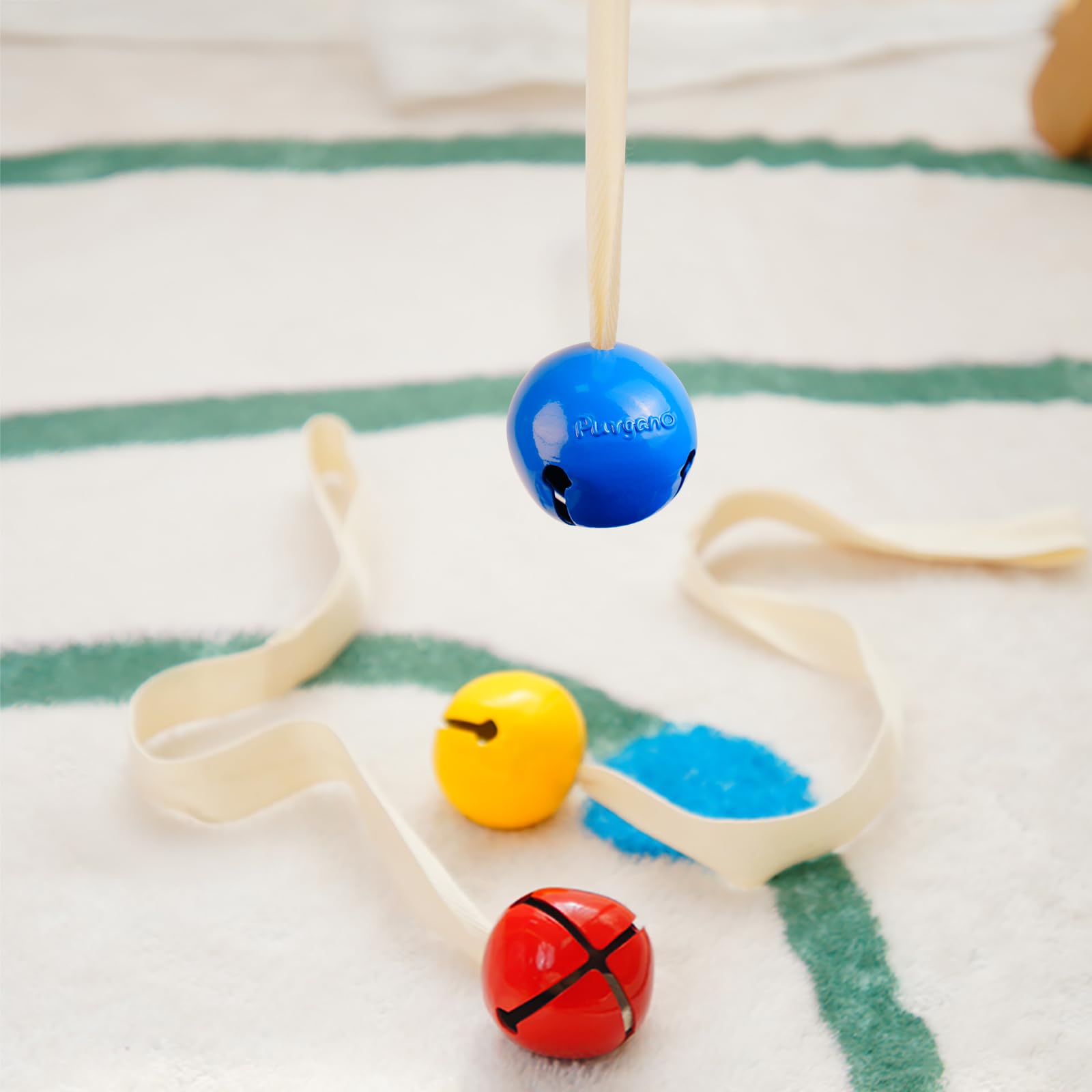 Campana roja con cinta Montessori para bebé