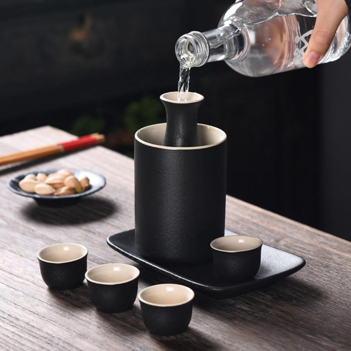 陶器製徳利セット A ブラック 盃 * 4 温酒器付き トレイ込み 和風日本酒用 電子レンジ OK 家庭用 プレゼントギフト 酒器セ