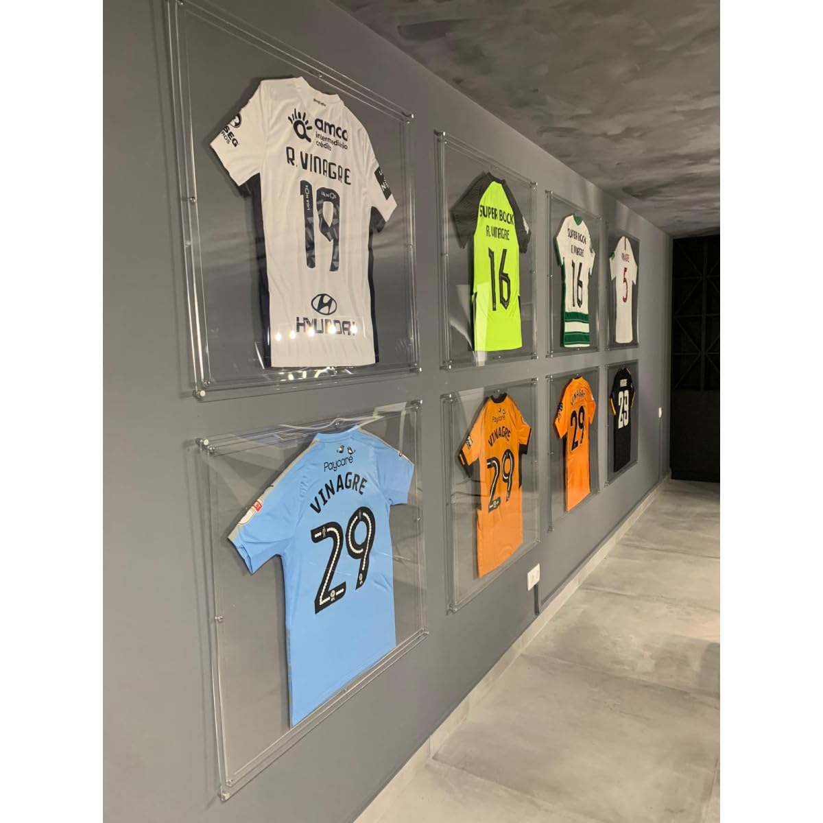 EstudioPlast Marco para Camiseta de Fútbol – Expositor Acrílico Cristal Premium 70x80 cm con Marco Completo de 10 mm y Montaje en Pared