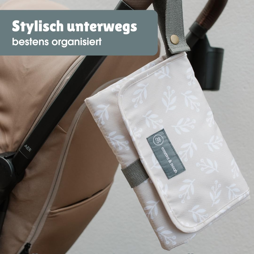 emma & noah Wickelunterlage für Unterwegs, 82x52 cm (gefaltet 25x18 cm), Abwaschbar, Wickeltasche mit Windeltasche für den Kinderwagen, Organizer für Windeln und Feuchttücher (Leo Grau)