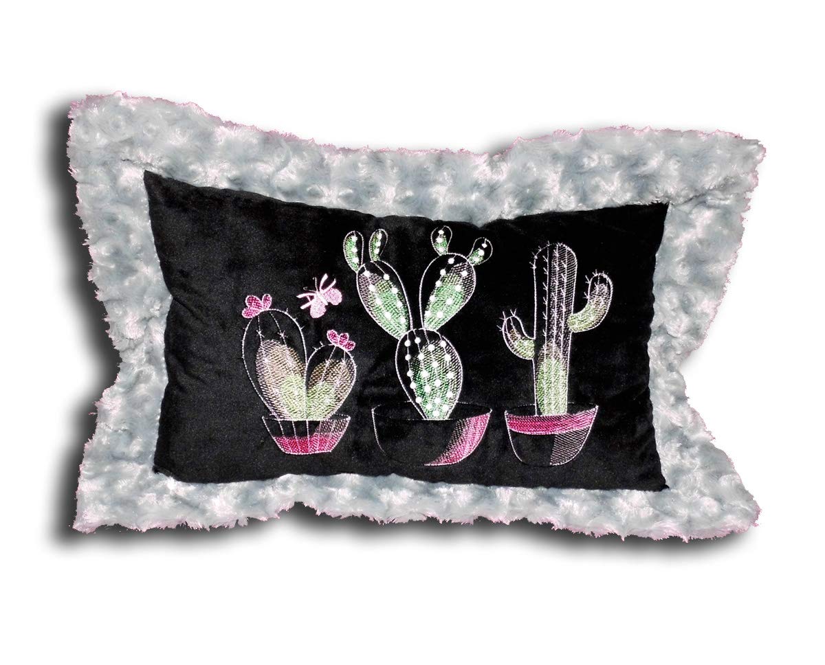 Besticktes Kissen mit Kakteen-Motiv und Wunsch-Monogramm