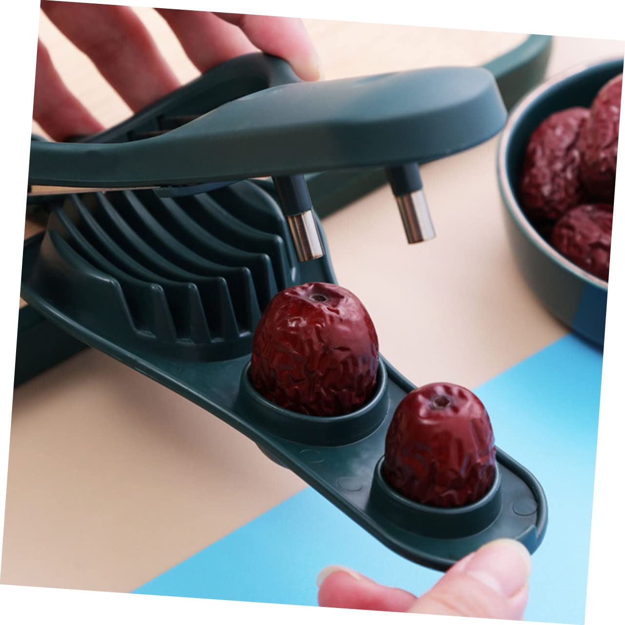 MOLUCKFU Multi-use Cherry Fruit Slicer Cherry Core Remover Kitchen Essential Tool