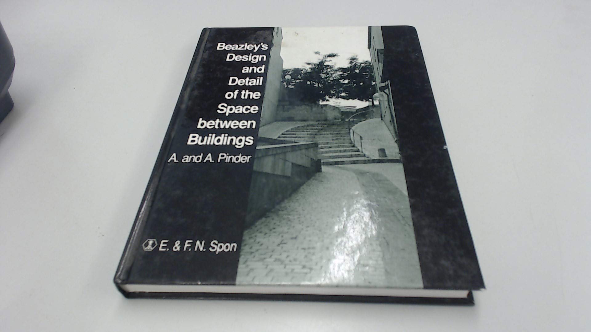 Design and Detail of the Space Between Buildings ouvrage de collection