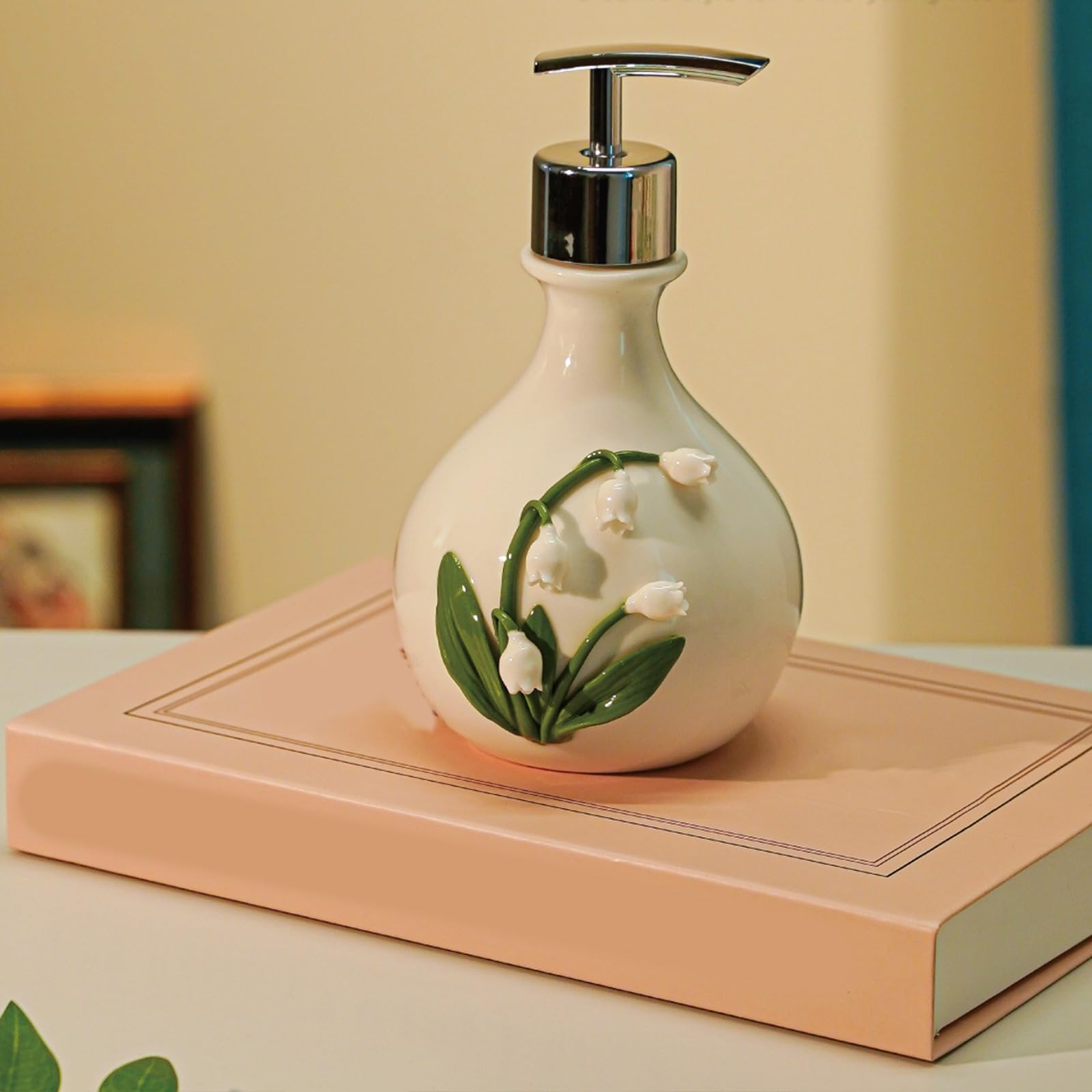 Dispensador de jabón de cerámica con Relieve Floral, Botella de de loción de baño, decoración de mostrador de Flores de Valle para Lavabo, baño de Invitados, dispensador de jabón de de
