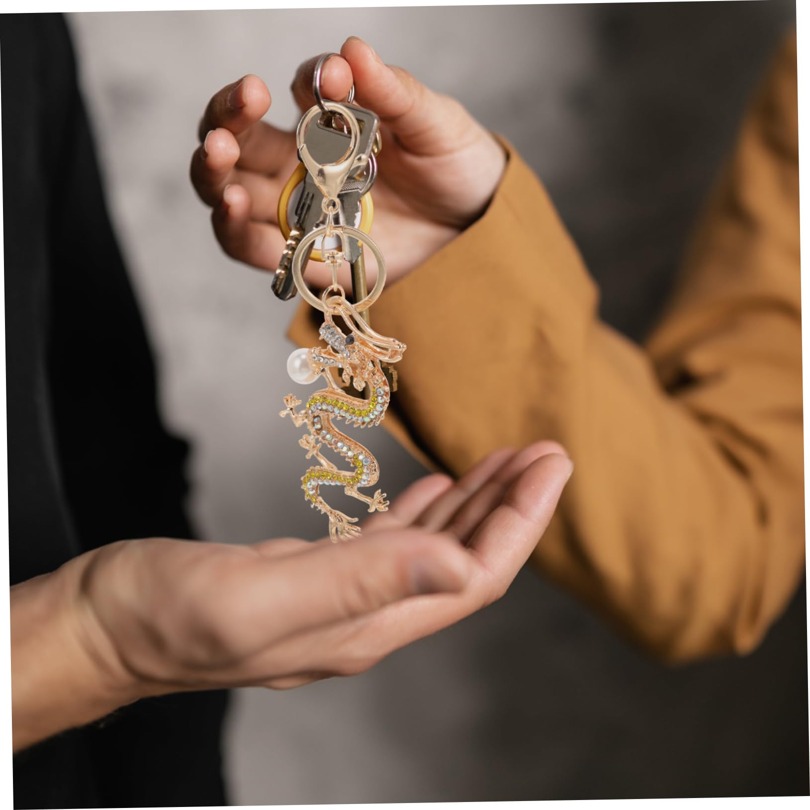 brelok, Metalowy brelok z chińskim znakiem zodiaku, wysadzany cyrkoniami, zawieszka do damskiej torebki