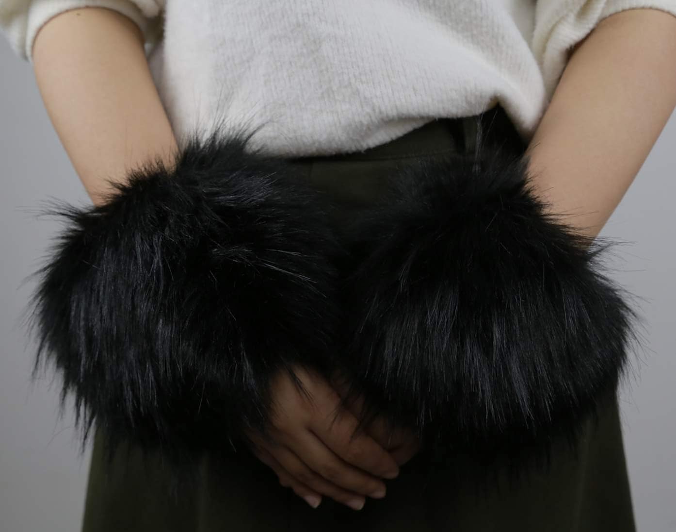Faux Fur Short Wrist Cuff Warmers Women's Winter Arm Warmer Faux Fox Fur Soft Cuffs (Black, One size) at  Women’s Clothing store
