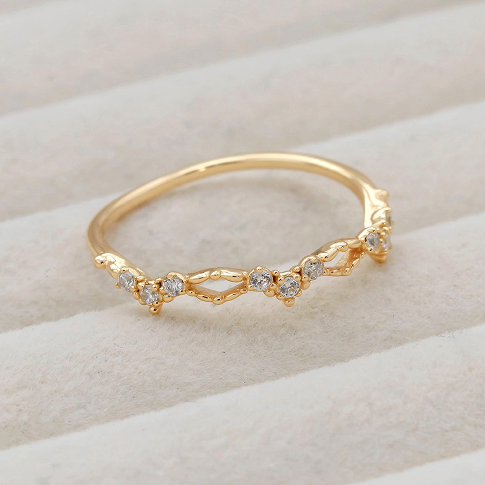 Anello Promessa, Anelli di Promessa Delicati per Lei con Moissanite Rotonda in Oro giallo da Donna