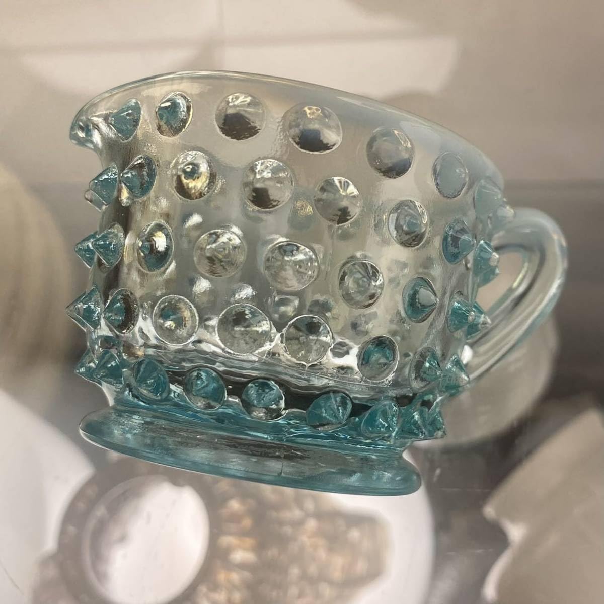 フェントン ブルーオパール セントオブネイル 美品です。アンティーク フェントン ブルーオパールセント ホブネイル ミニベース