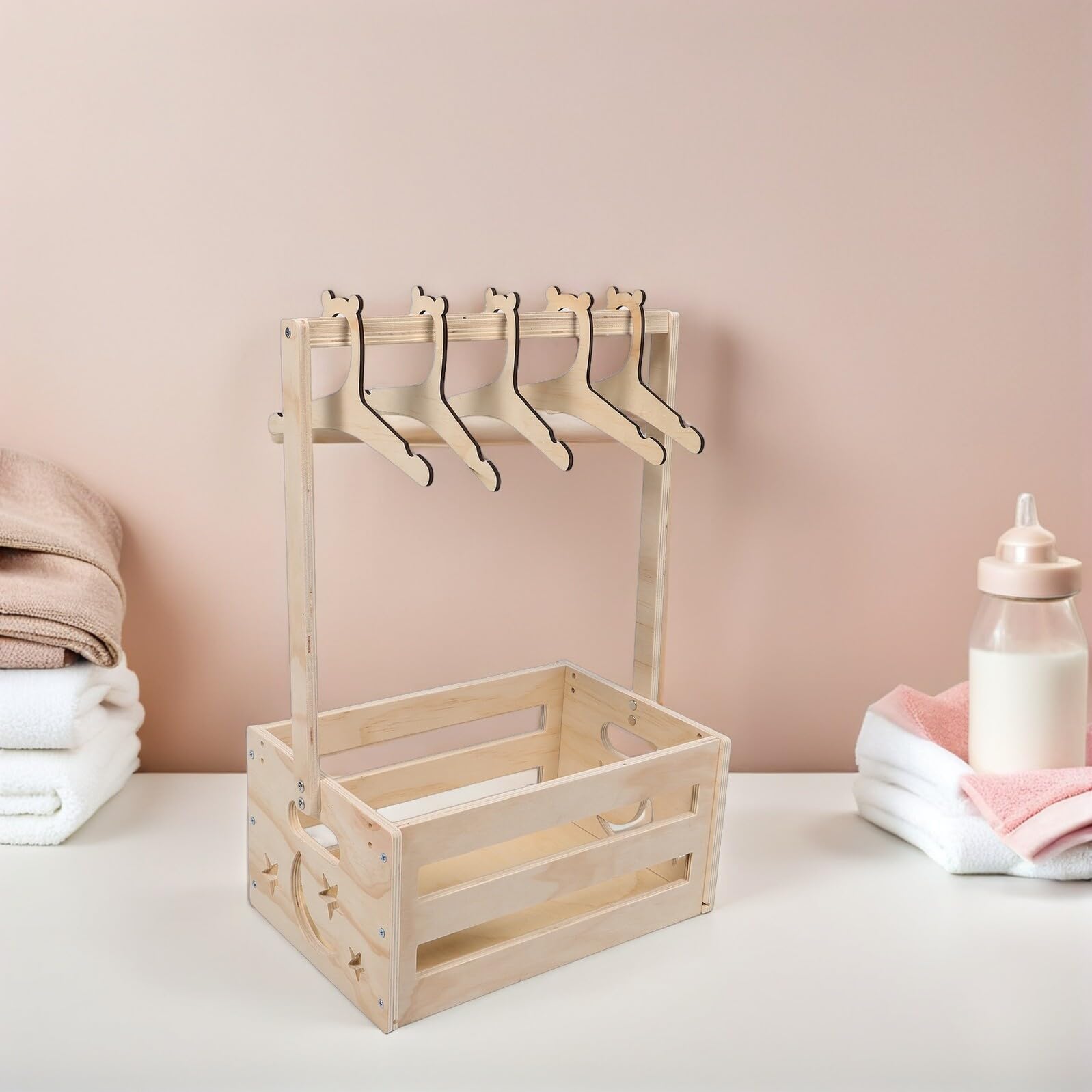 Armadio in Legno con Maniglia e Appendiabiti ad Altezza Bimbo, Contenitore per Vestiti e Giocattoli, Organizer Sospeso per Cameretta e Regalo Shower