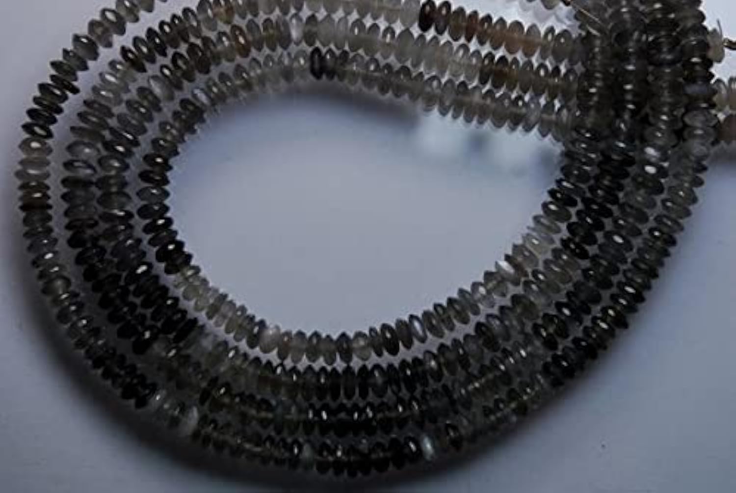 Pierre de lune grise facettée pour créer vos propres bijoux de lithothérapie