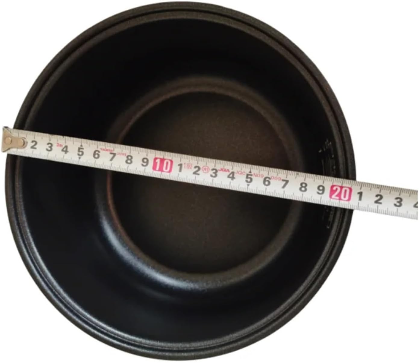Top-down view of the XFHDHR 3L rice cooker inner pot with a measuring tape indicating its diameter.