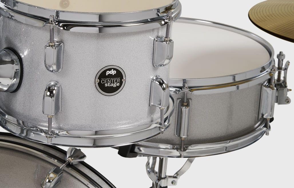 Pacific Drums Center Stage 5-Piece Drum Kit, grancassa 50,8 cm, finitura Silver Sparkle, incl. hardware, piatti e sgabello, finitura multistrato | Caratteristiche: fusti 100% in pioppo