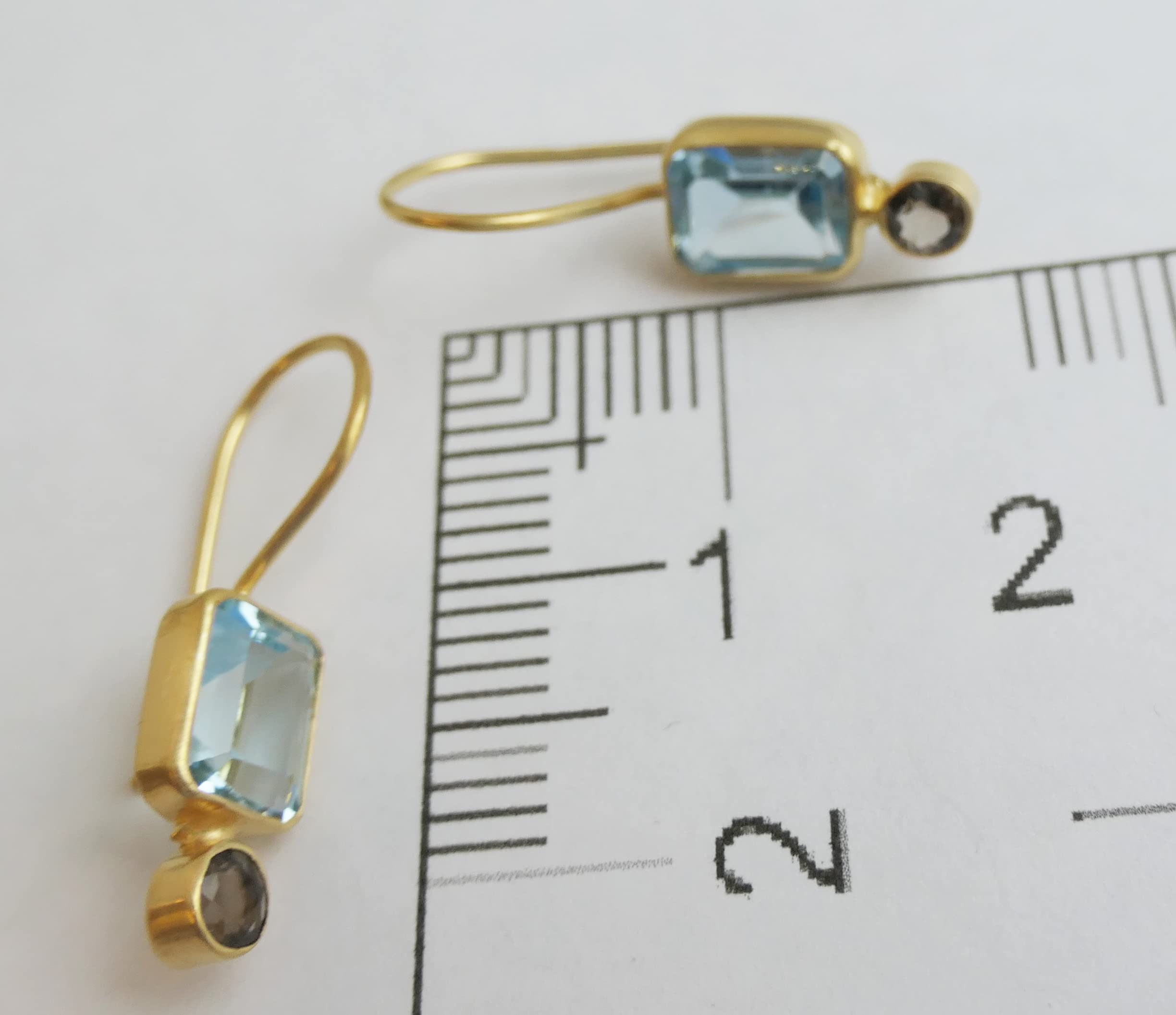 Orecchini Pendenti in Argento Sterling Placcato Oro con Topazio Azzurro Rettangolare e Quarzo Fumé - Design Geometrico e Pietre Naturali