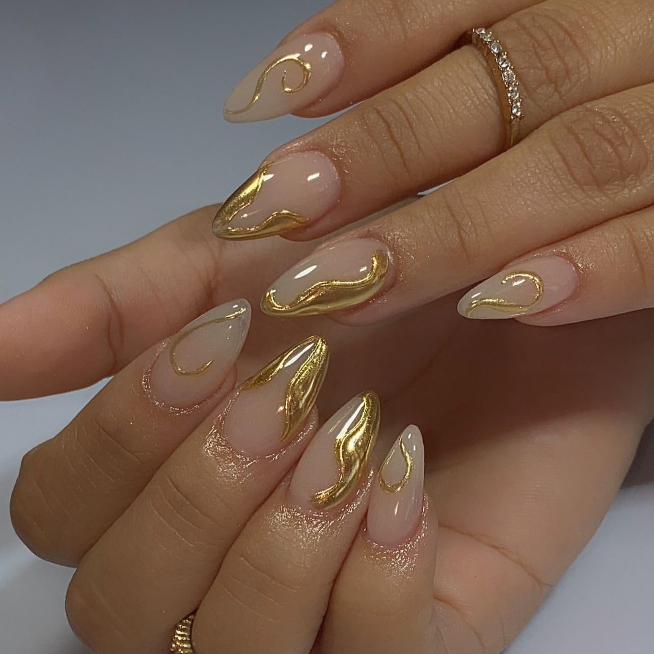 MouyouGlow Press on Nails Kurz,Round Nude Base 3D Gold Twill Chrome French Fake Nails,Natural Golden Striped Künstliche Fingernails