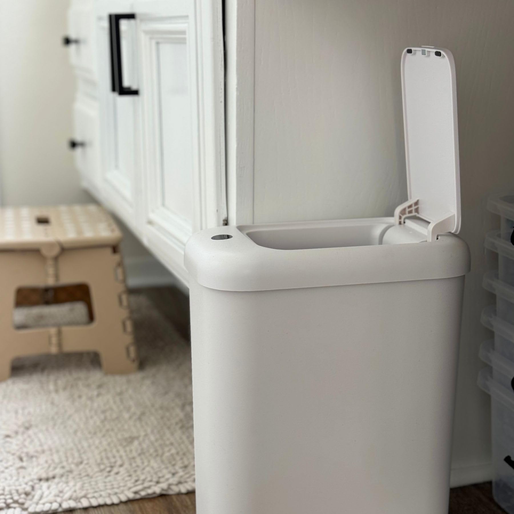 EKO Automatischer Badezimmer-Mülleimer mit Deckel, 10L Schlanker Sensor Abfalleimer, Wasserdichter Bewegungssensor-Kosmetikeimer für Bad, Büro und Küche, Soft Close, Weiß, Hochwertiger Kunststoff