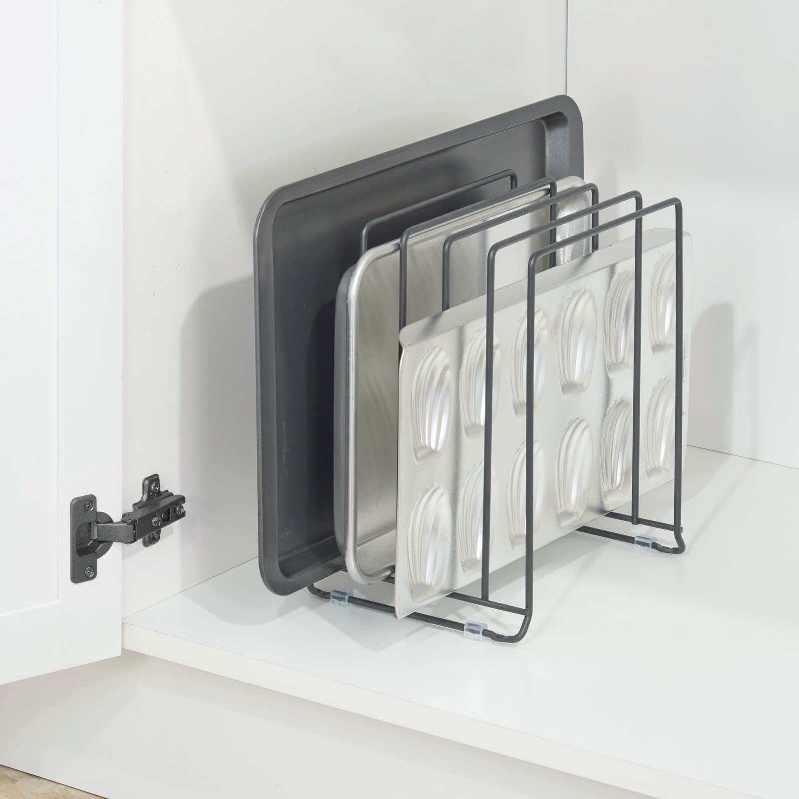 mDesign Geschirrablage aus Metall für Backbleche – kompakter Topfdeckelhalter für den Küchenschrank – platzsparender Ständer für Kochgeschirr mit 5 Fächern – dunkelgrau