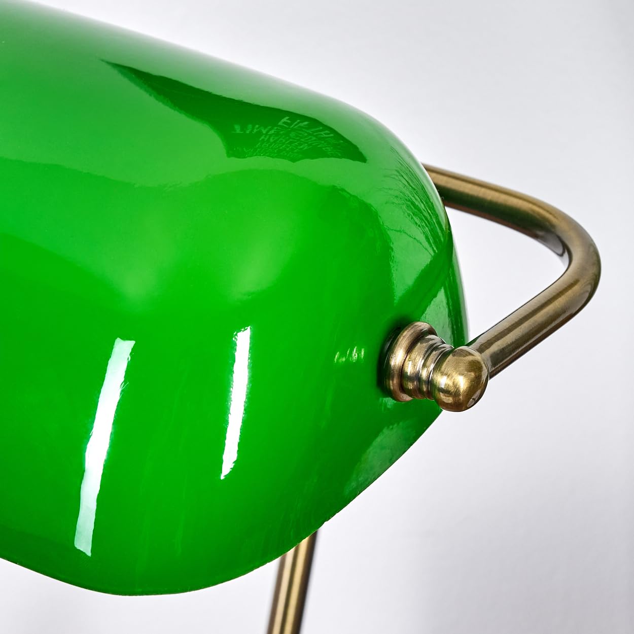 HOFSTEIN Tischleuchte Tremoceira, Tischlampe aus Metall/Glas in Altmessing/Grün/Weiß, traditionelle Bankerlampe, Schreibtischlampe für Büros im Retro/Vintage-Design mit Zugnschnur, Höhe 38 cm, 1 x E27
