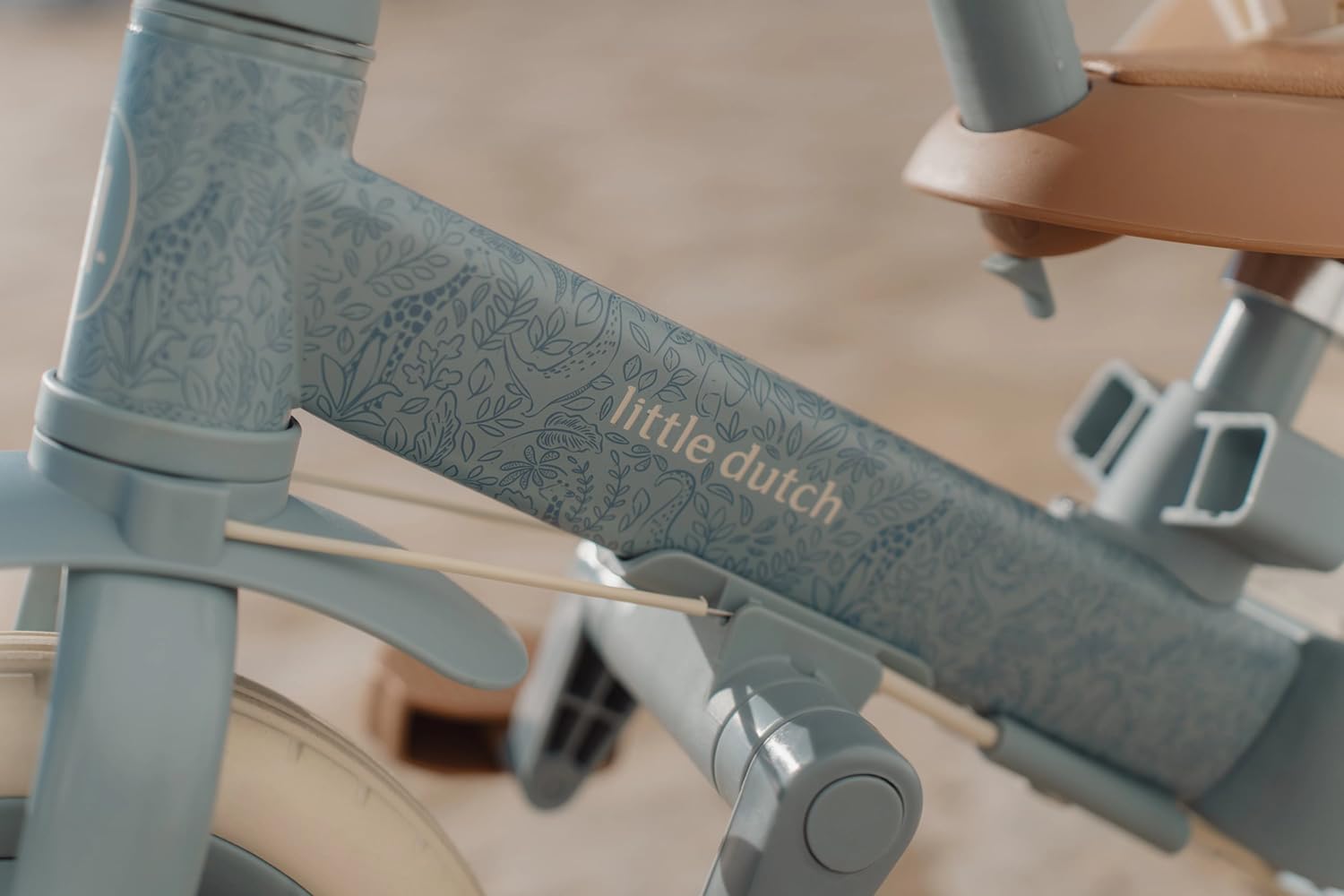 Little Dutch Triciclo 4 en 1, incluye barra de empuje, pedales, cinturón de seguridad y anillo, triciclo infantil, para niños y niñas a partir de 1-3 años, color azul