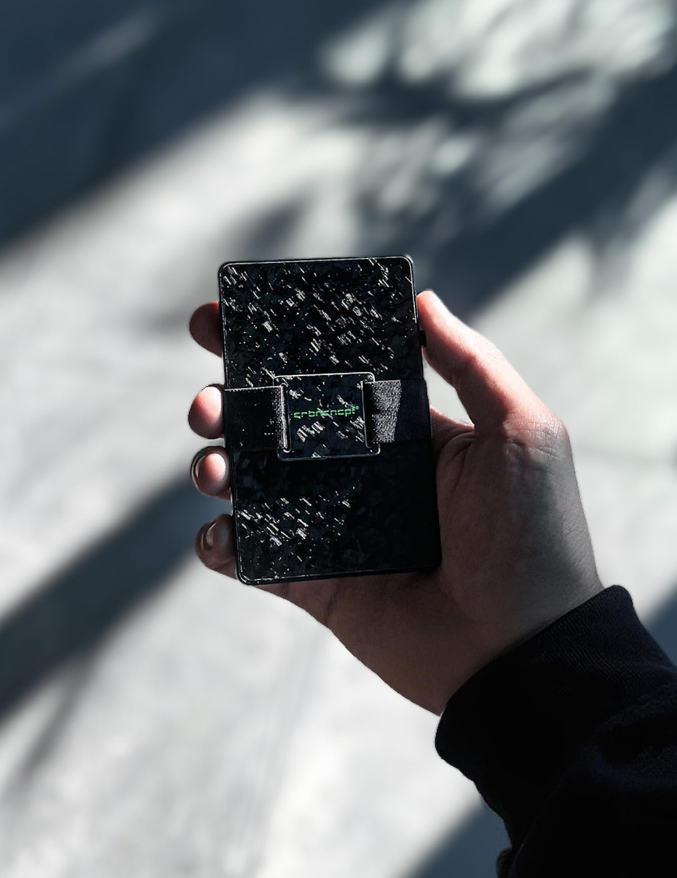 Forged Carbon Kartenetui mit RFID Schutz für Herren | Pop Up Geldbeutel für Kreditkarten | Smart Kreditkartenetui mit Band für Geldscheine | Hochwertiger Aluminium Rahmen in Schwarz