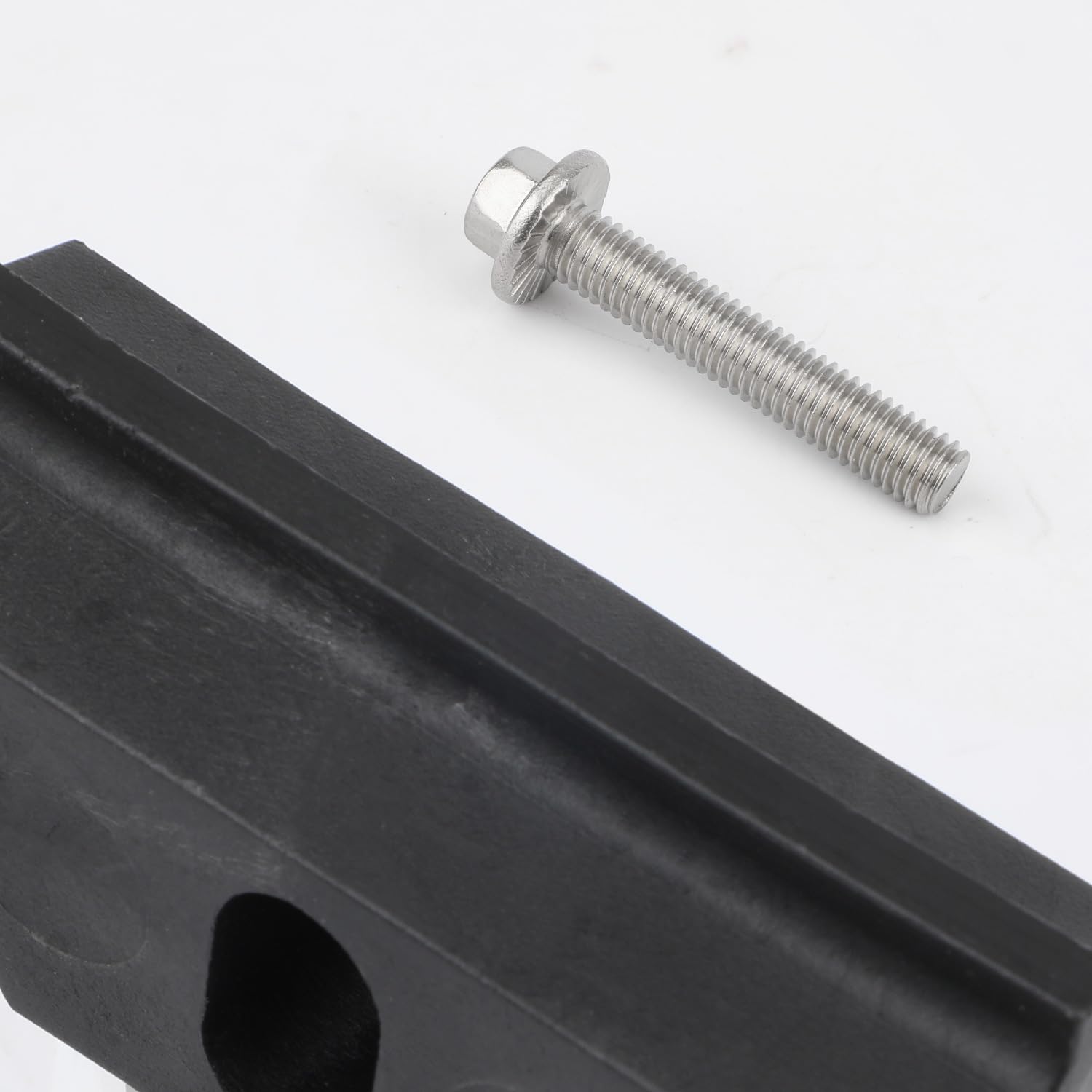 Zestaw do Mocowania Akumulatora Base Clamp, 2 Zaciski do Mocowania Akumulatora Samochodowego i 2 Sruby ze Stali Nierdzewnej Kompatybilny z Buick Cadillac Chevy Pontiac, Zamiennik nr 14005061