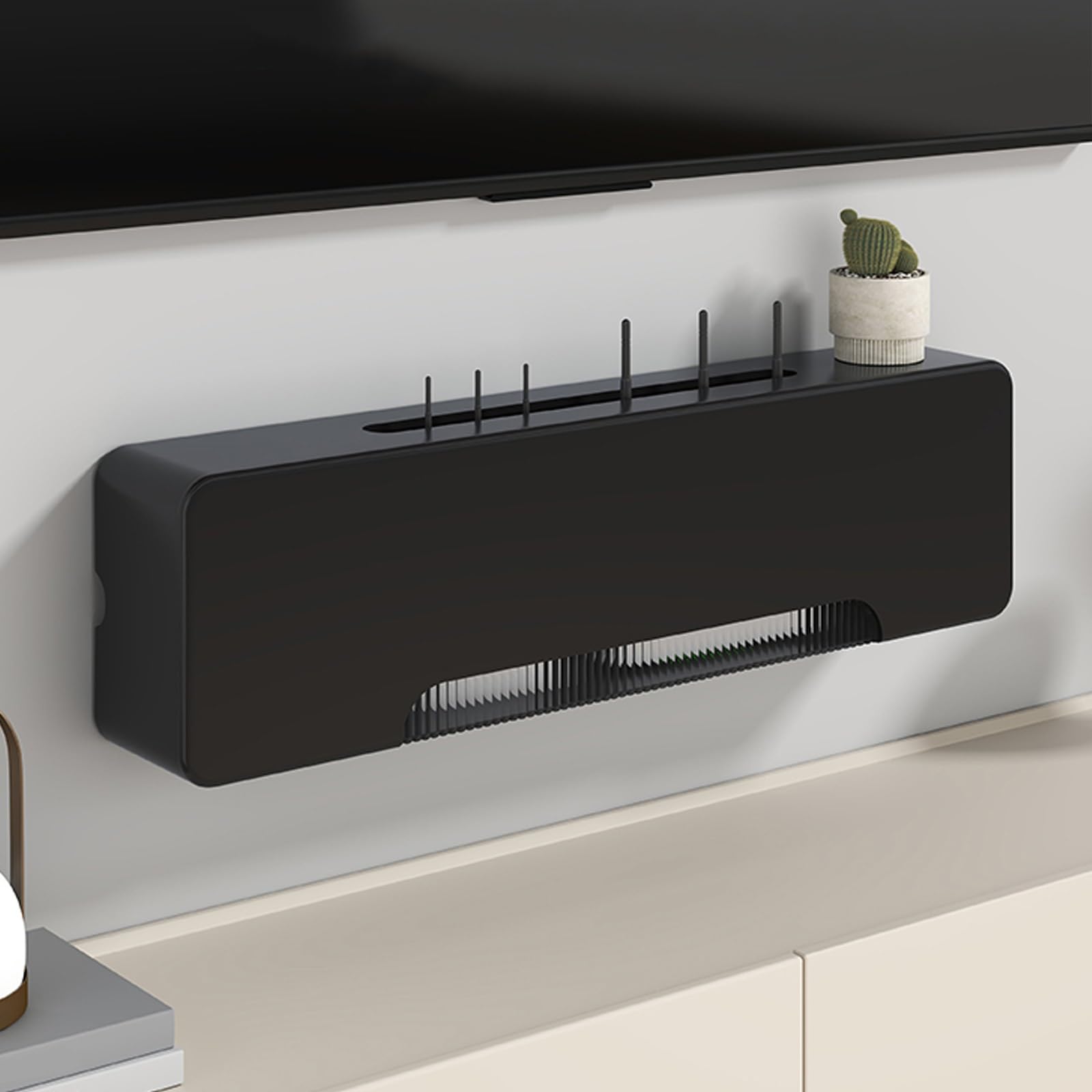 Routeur WiFi et multiprise rangés dans un meuble noir