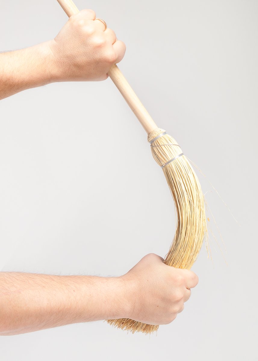 Mendi Escoba Estilo Fantasía 111 cm, Fabricada en España, Ideal para usos de Limpieza y para Disfraces, Eventos y ambientación mágica, Estilo rústico. Es una Escoba de Verdad.