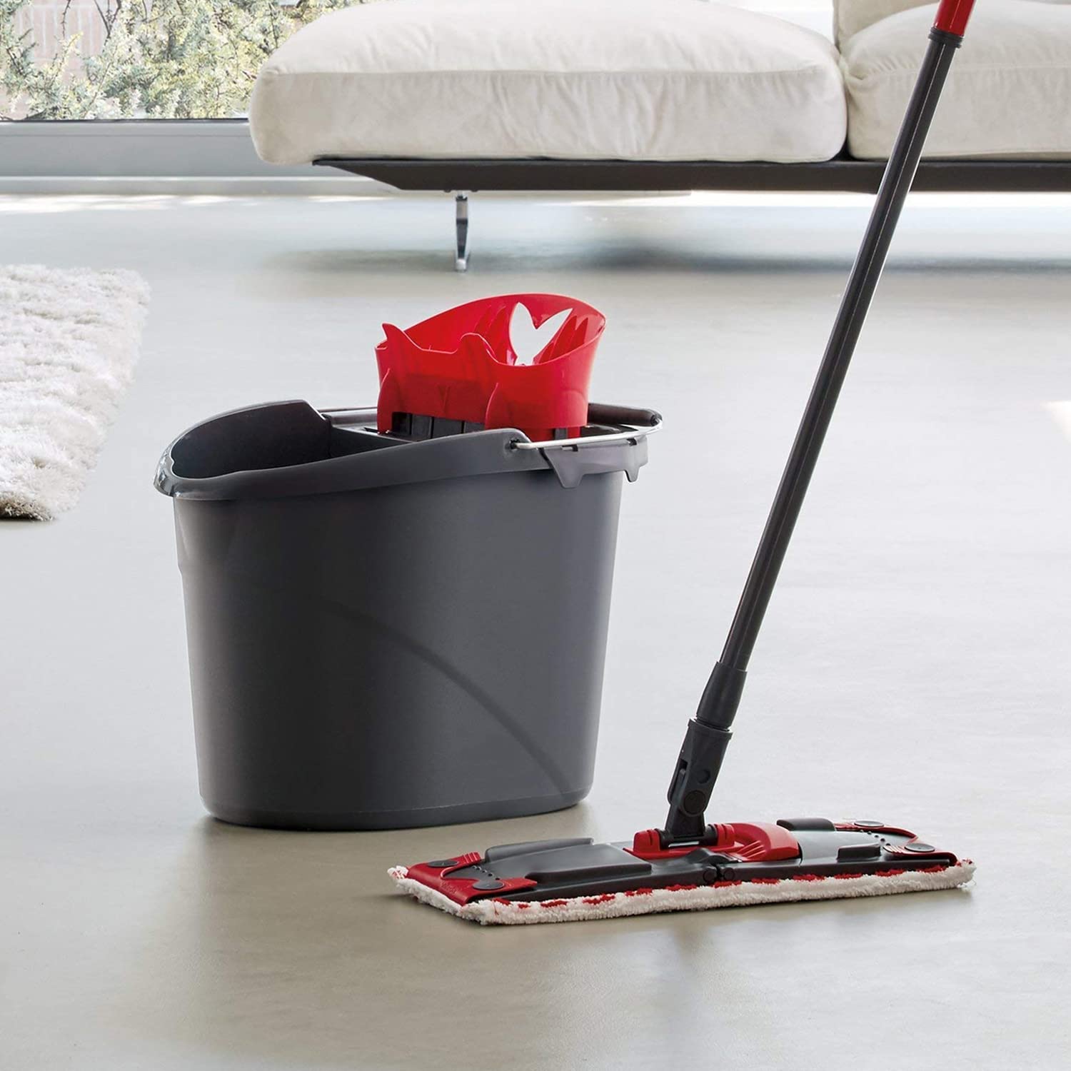 Conjunto de Fregona Plana y Cubo en Microfibra Color Negro/Rojo
