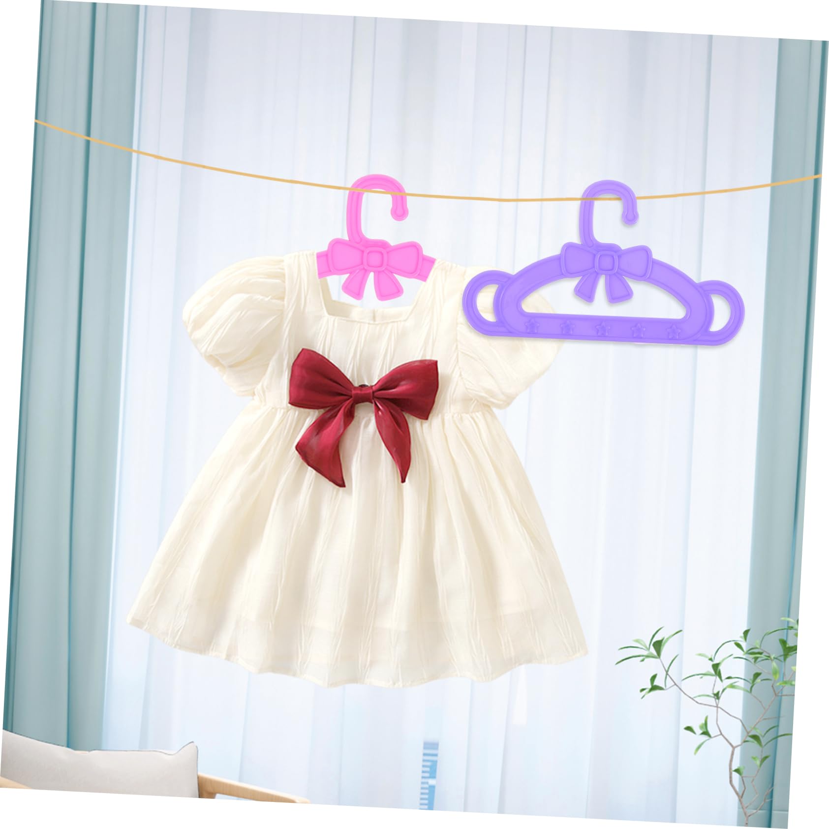 15 Piezas Colgadores de Ropa para Muñecas de Plástico Accesorios para Niñas Colgador para Organizar Ropa de Muñecos Habitaciones Infantiles