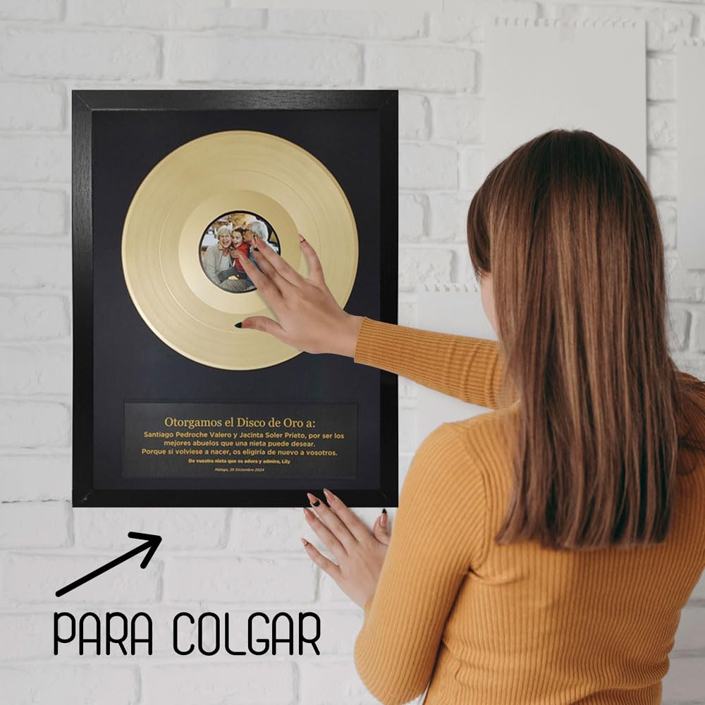 Cornice decorativa, regalo originale personalizzabile. Disco in vinile dorato 10" con foto e messaggio su quadro in legno e vetro. Da appendere o posizionare (30 x 40 cm)