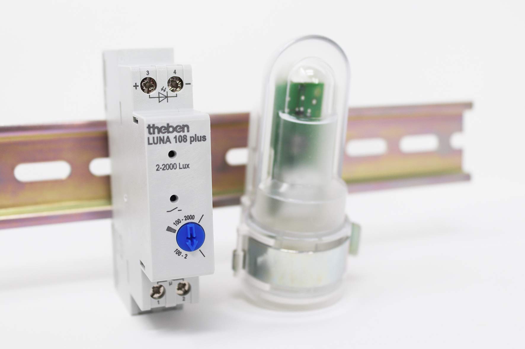 Theben 1080910 - Luna 108 Plus AL - Montaje en Superficie - Interruptor crepuscular analógico - Sensor de luz Incluido - Retardo de conexión y desconexión Fijo - Carril DIN | Sensor de luz incluido, 2 – 2000 lx, retardo fijo de encendido y apagado 20/80 s