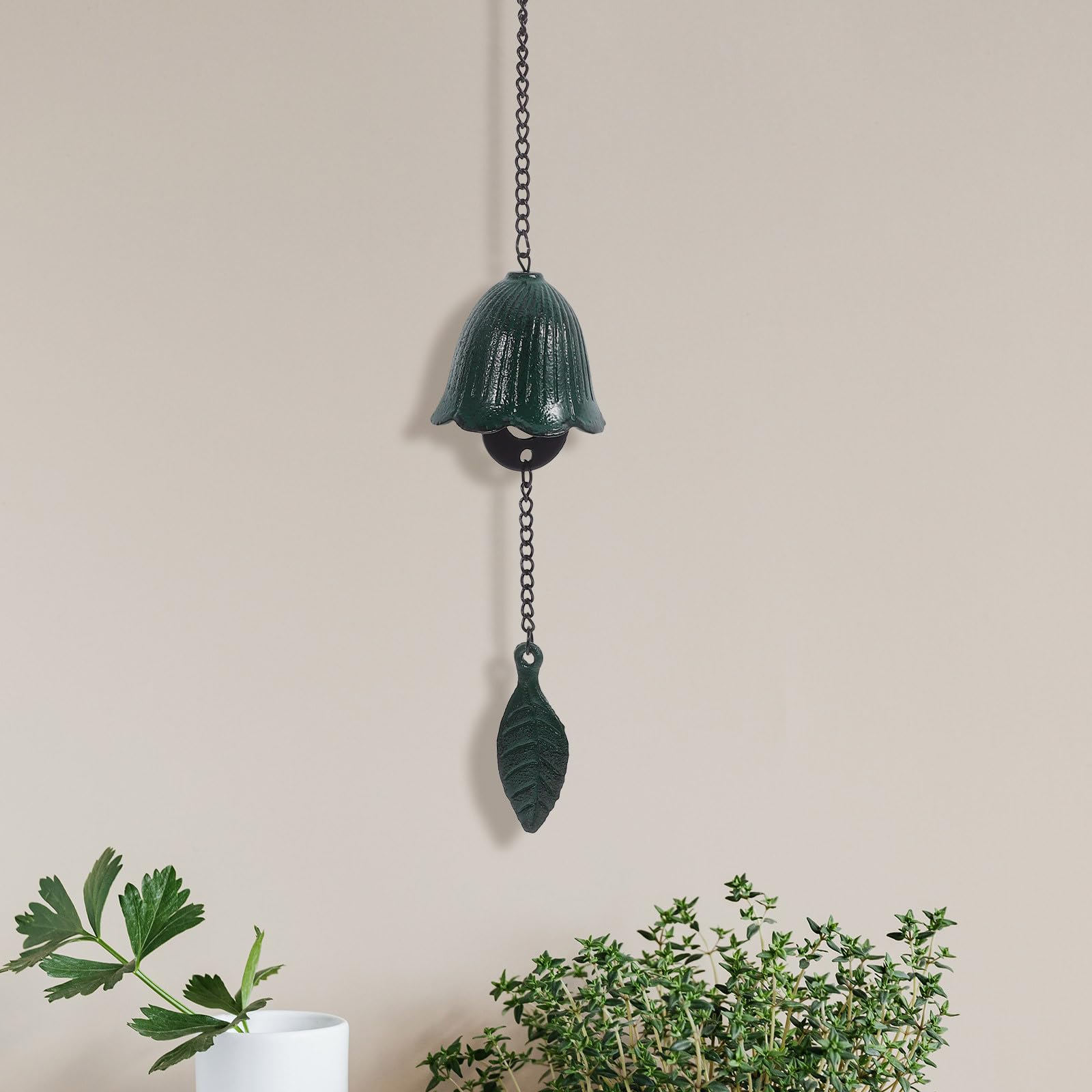 Retro Windspiel mit Blattmotiv, Grün, Schmiedeeisen, Kette | Einfach Aufzuhängen, Melodischer Klang, Hängender Deko Anhänger für Tempel und Schlafzimmer Zufällige Farbe