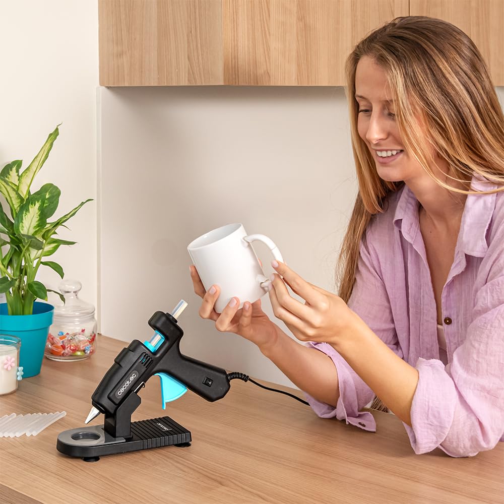 Cecotec Pistolet do klejenia na gorąco z podstawą ochronną Perfect Fix 100 Pro. 100 W, bardzo szybkie nagrzewanie, łącznie z 80 wkładami klejącymi o średnicy 11 mm z przezroczystego kleju, do 180ºC