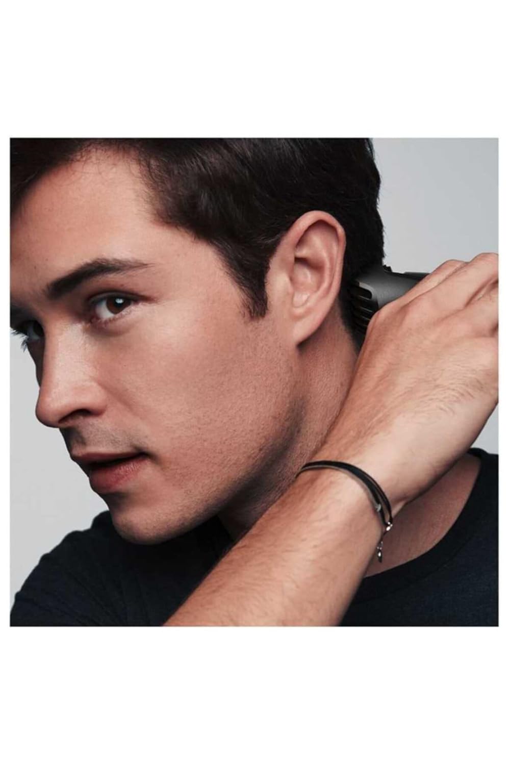 Man using Braun MGK3245 for hair clipping