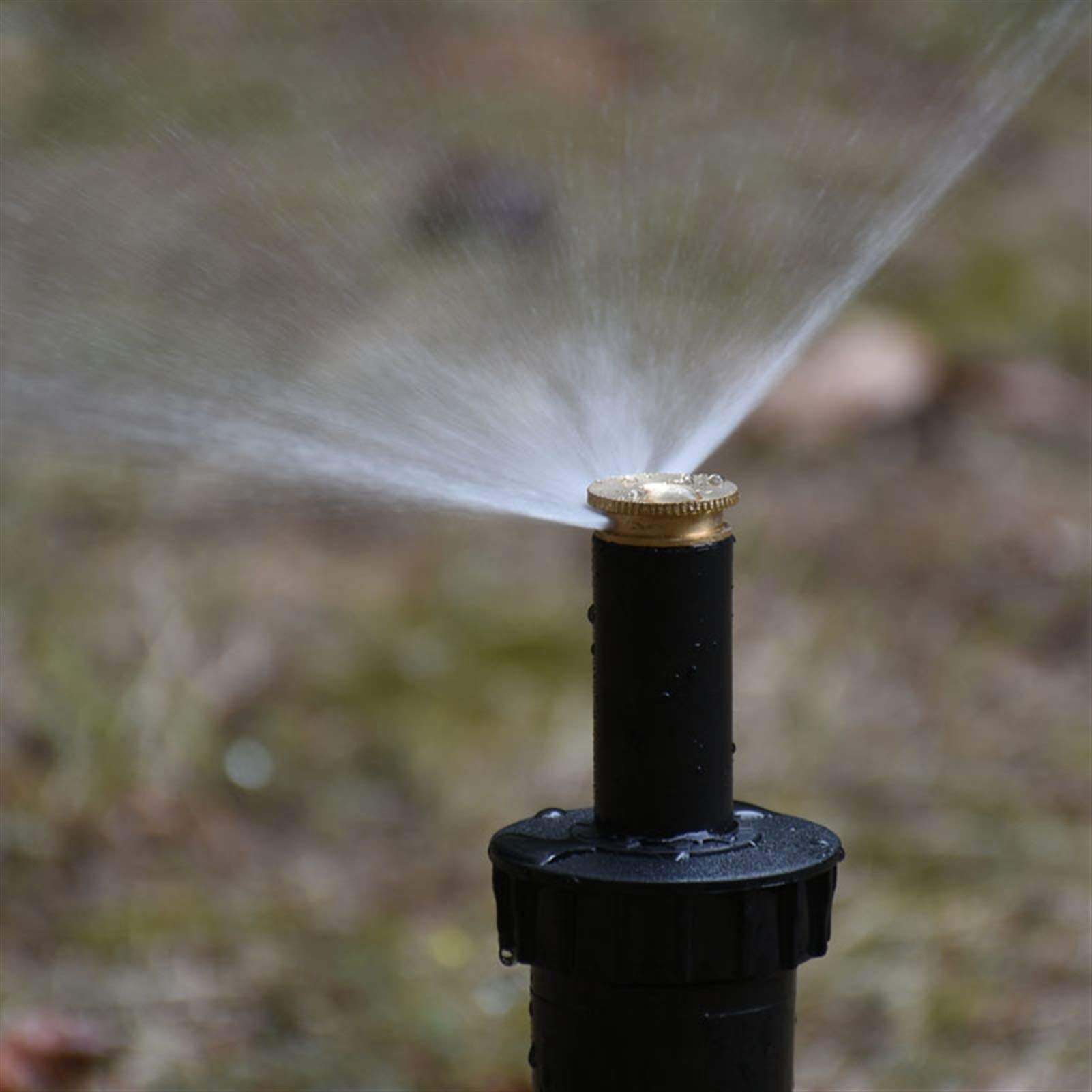 Arrosage jardin en toute sérénité grâce aux arroseurs escamotables pour gazon