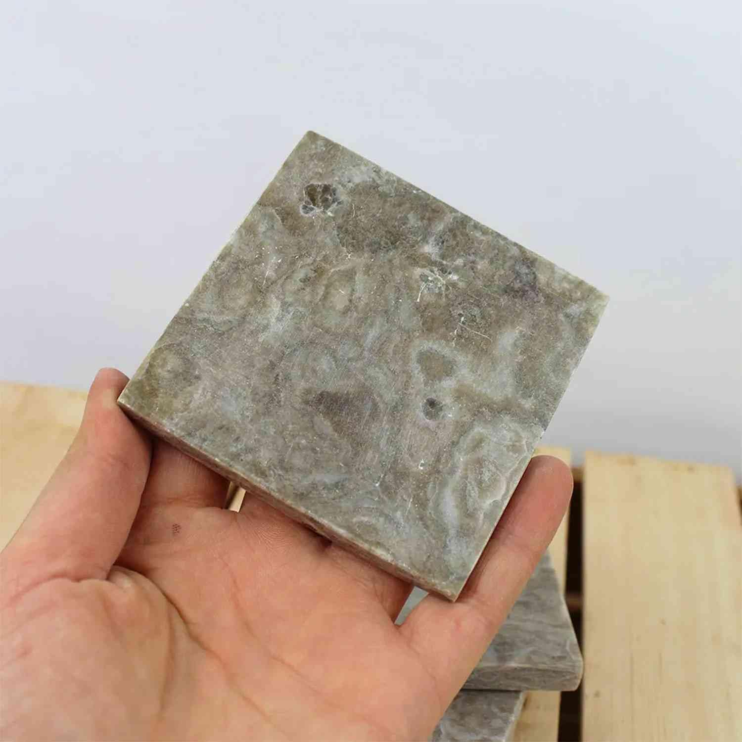 NKlaus Placa de alabastro de 8,5 x 8,5 cm, piedra natural para decoración y ahumar, resistente al calor, ideal como posavasos o placa para ahumar