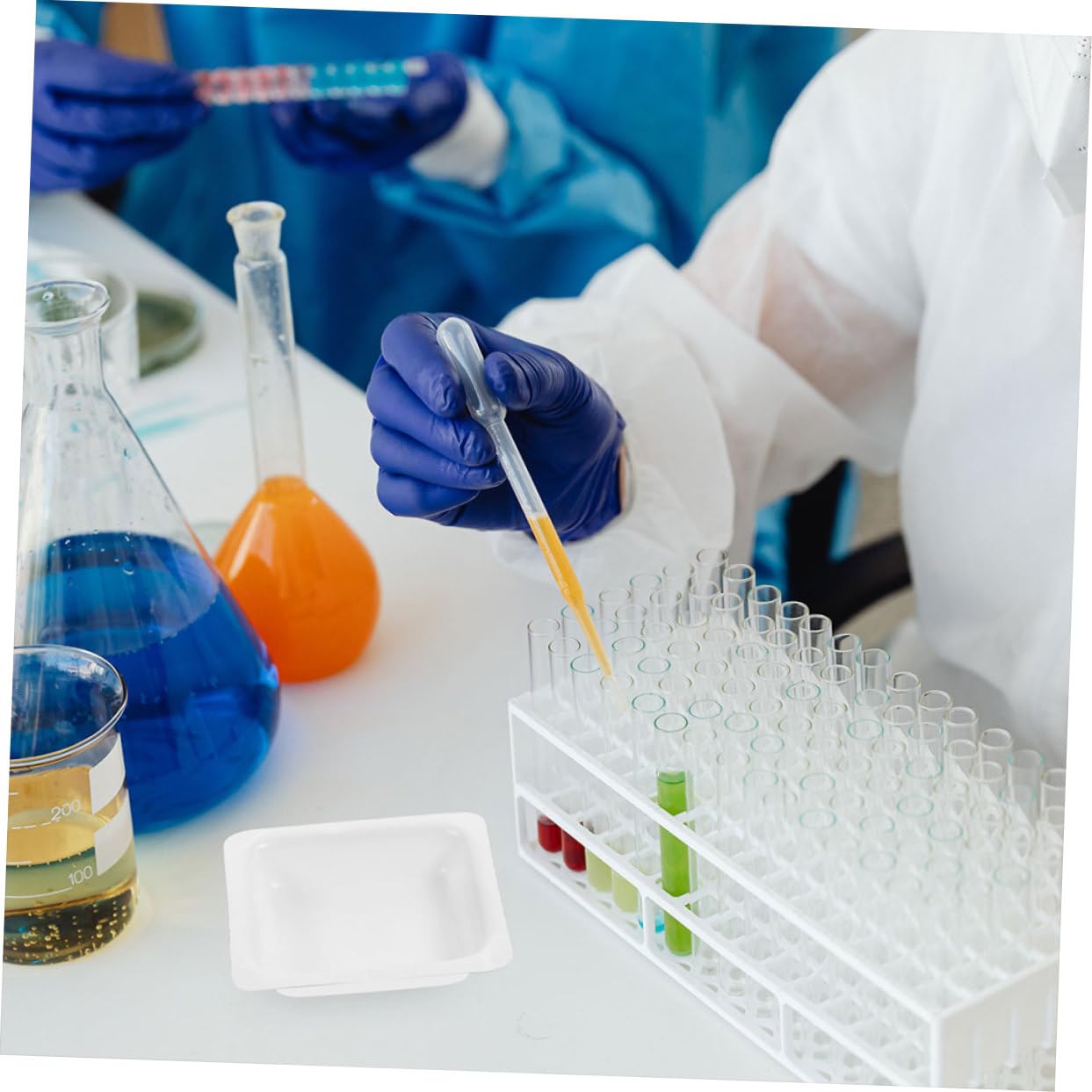 CIYODO 100 Pcs Plastic Small Weighing Trays Weigh Boats Sample Weighing Tray Sample Plates