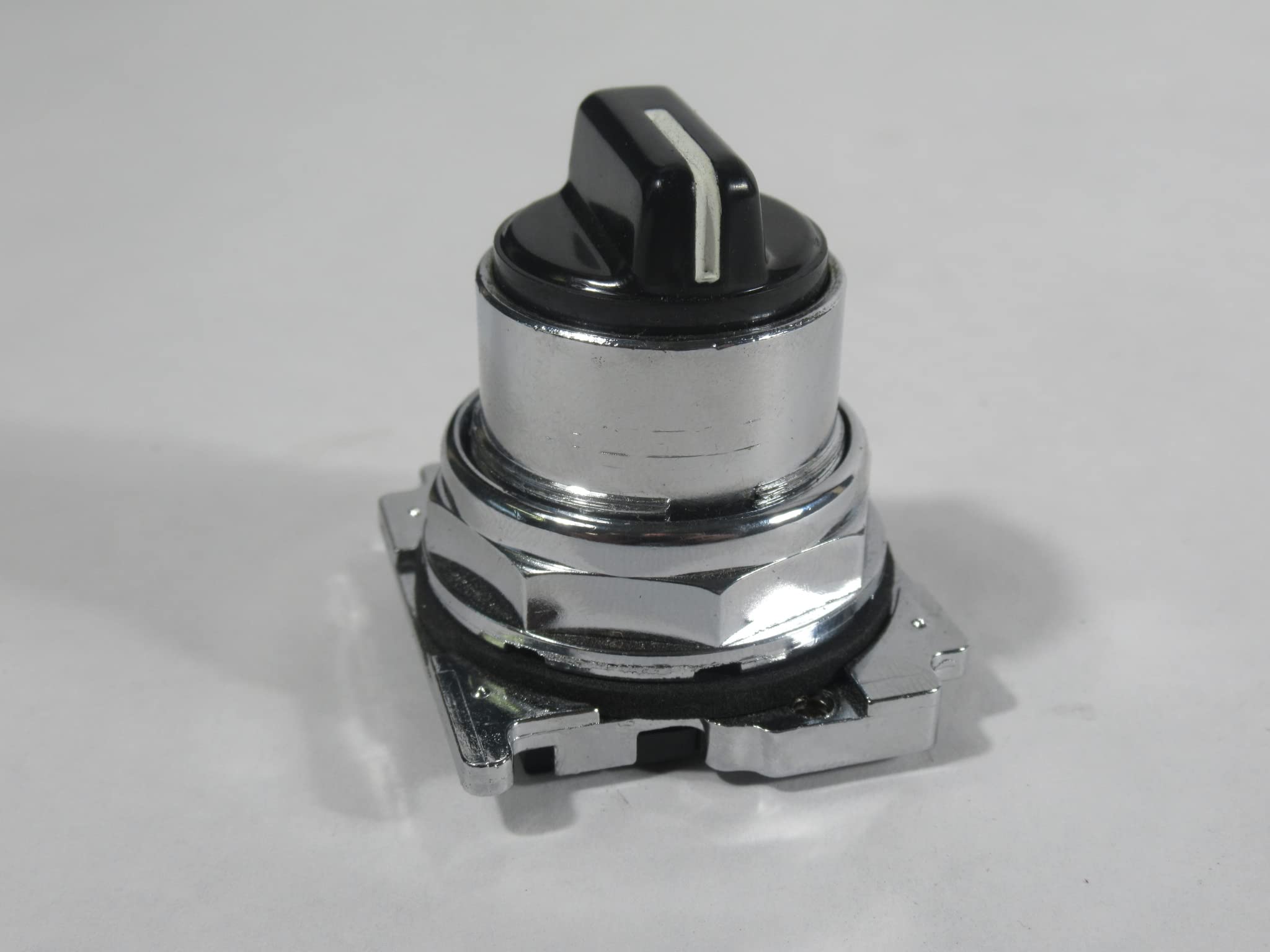 Cutler Hammer 10250T1342 3 Position Selector Switch Spring Return to Center