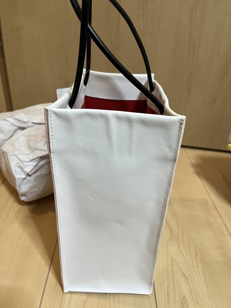 紙袋風レザートートバッグ（ホーム）　広島カープ　限定品　未使用 広島東洋カープ 紙袋風レザートートバッグ ホームユニフォーム