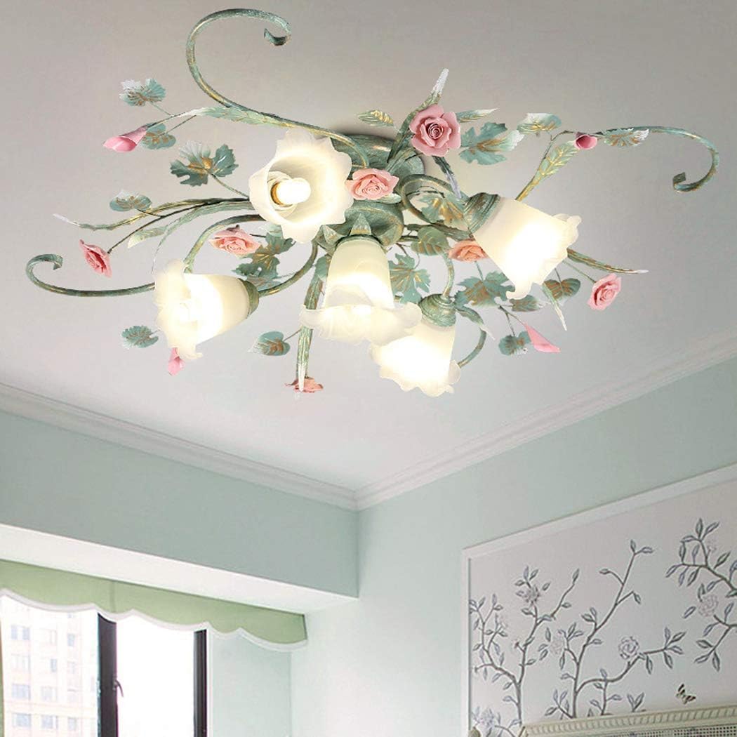 Plafonnier romantique rose 5 bras pour illuminer une chambre parentale