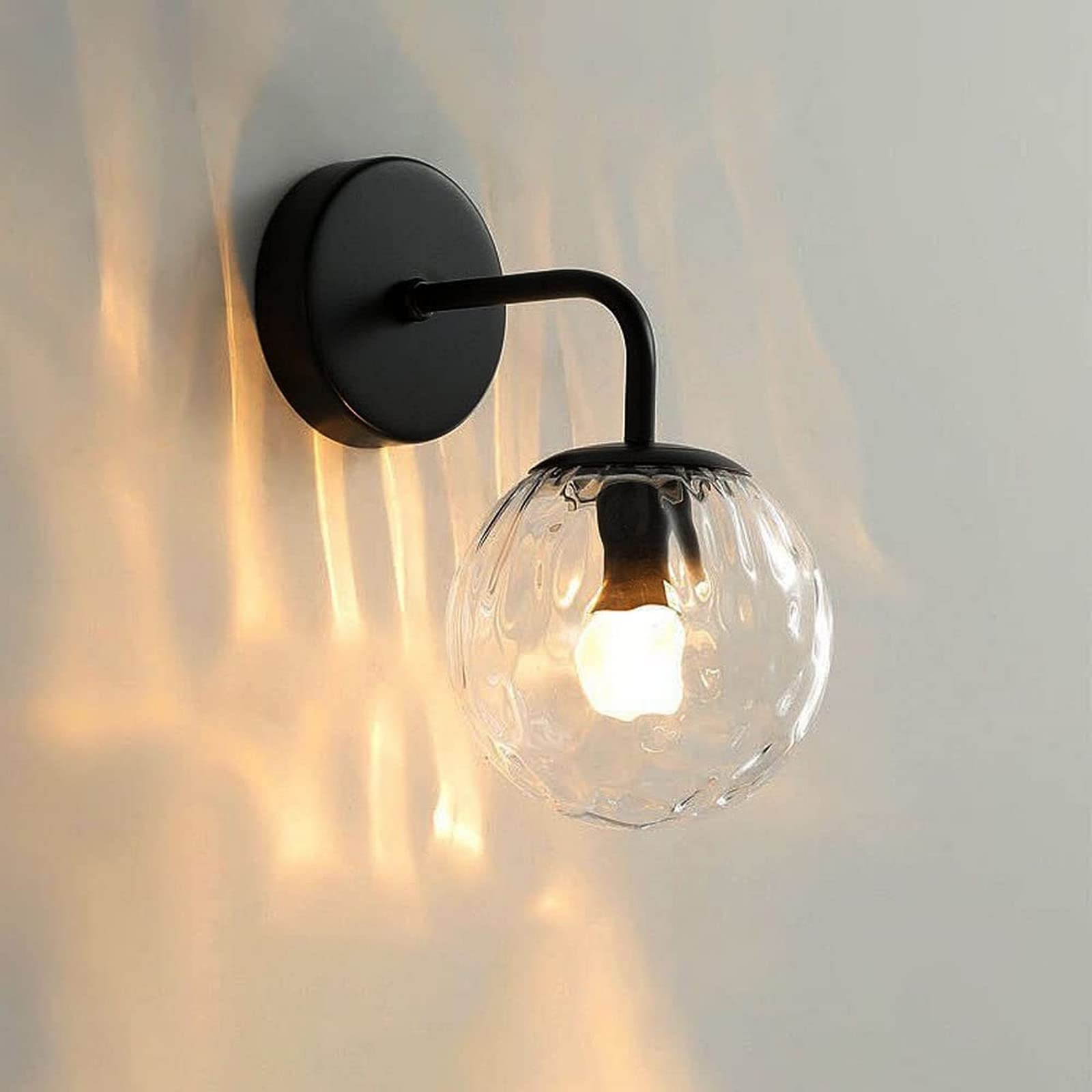 Applique murale globe en verre martelé noir FIDEMM pour un salon chic