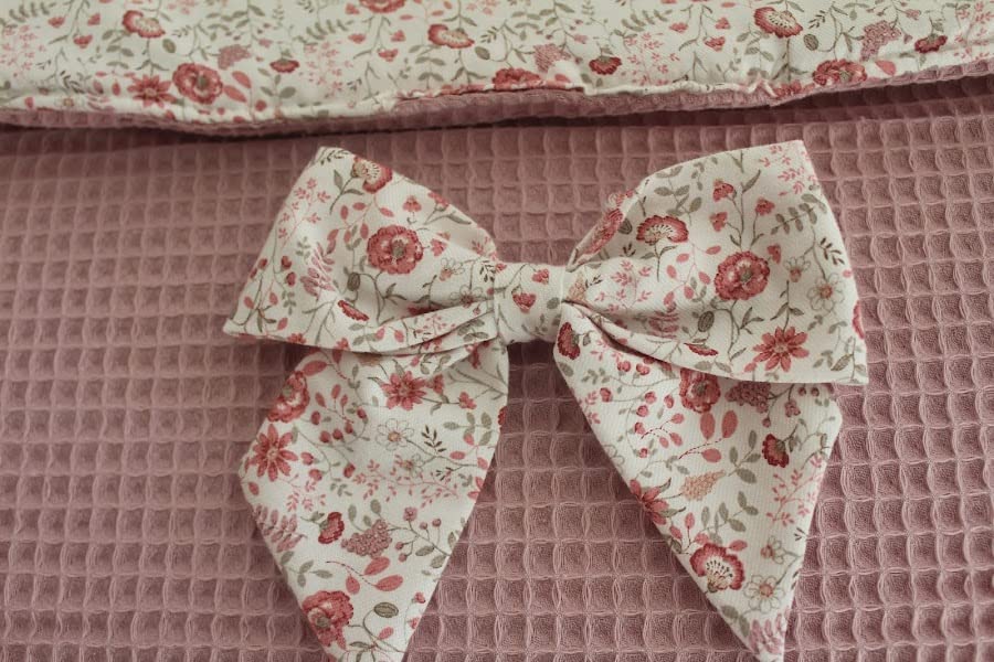 Conjunto universal de saco de invierno y bolsa de carro. Diseñado y confeccionado en España (waffle rosa con flores)