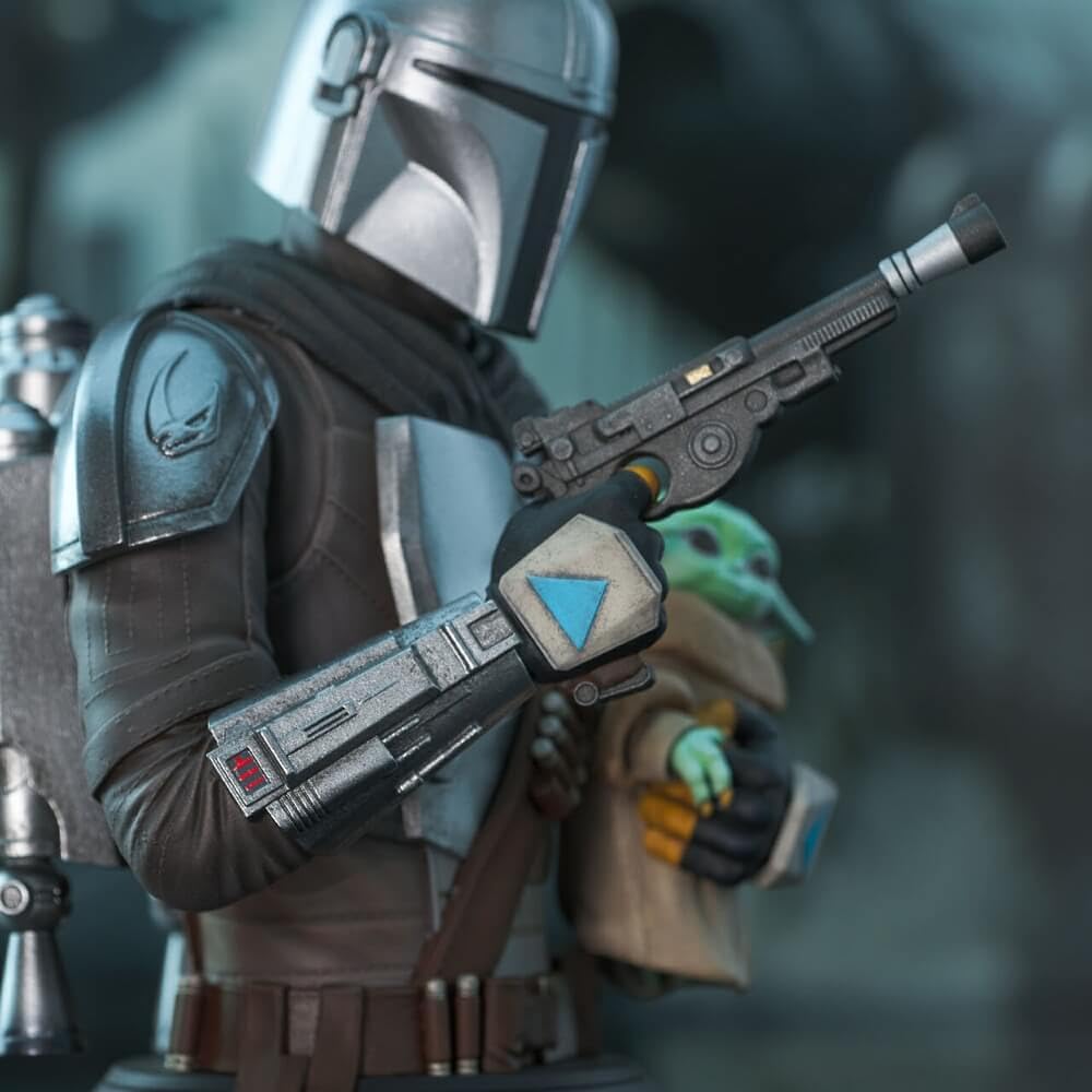 Diamond Select Toys Star Wars: The Mandalorian with Grogu Escala 1