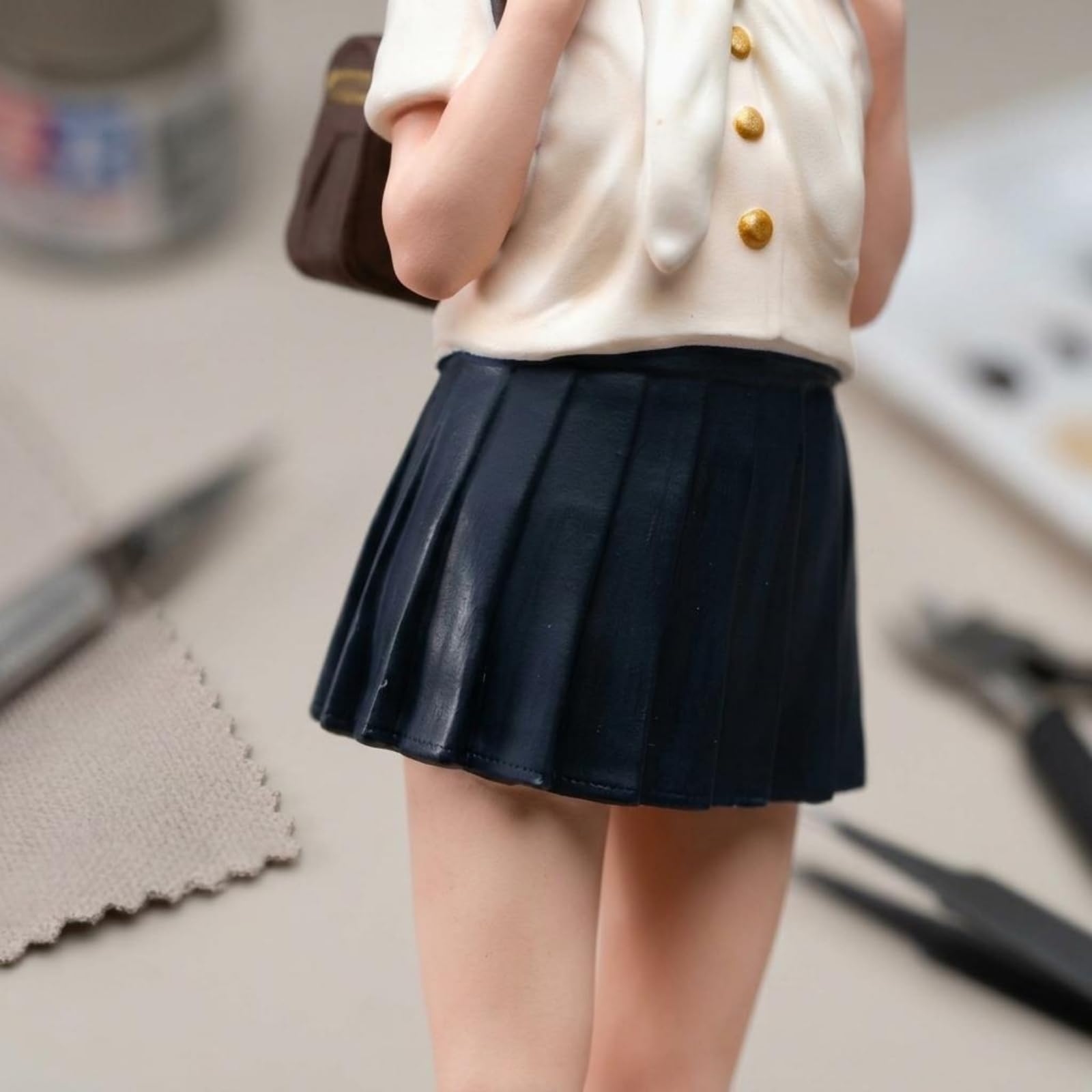 Colcolo Painted Miniatur Frauenfigur mit Sorgfältig Gestalteter Kleidung Pleated Rock Miniatur Skulptur Realistische Wirkung Handbemalte Akzente aus Resin für, 1/18 Fein Bemalt Mit Gesichtszügen