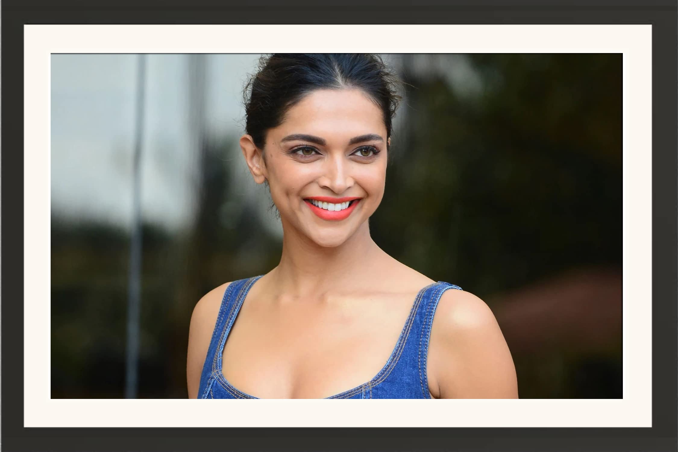 STUDIO AVINASH Deepika Padukone Studio Wall Hanging Framed Photo Without Glass For Home Decor, Office, Living Drawing and Bed Rooms (13 X 18 Inch)