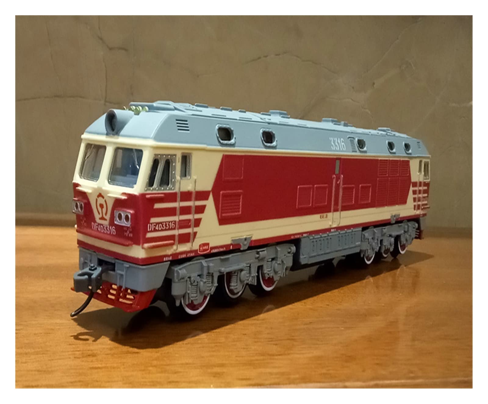 鉄道模型キット 1/87 ディーゼル機関車 日本からやってきたディーゼル機関車の鉄道模型 - YouTube