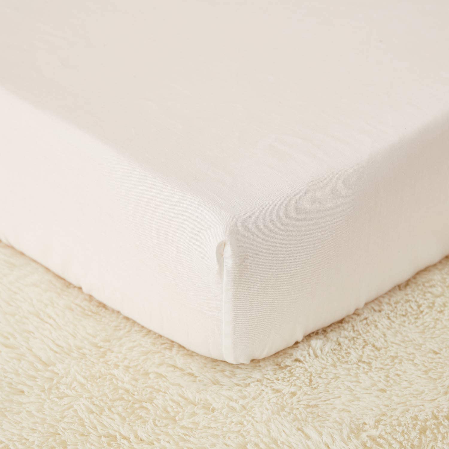 Brandream Juego de ropa de cama para cuna para niñas y niños, juego de 3 piezas, color blanco, edredón de bebé, sábana bajera ajustable, falda de cuna incluida